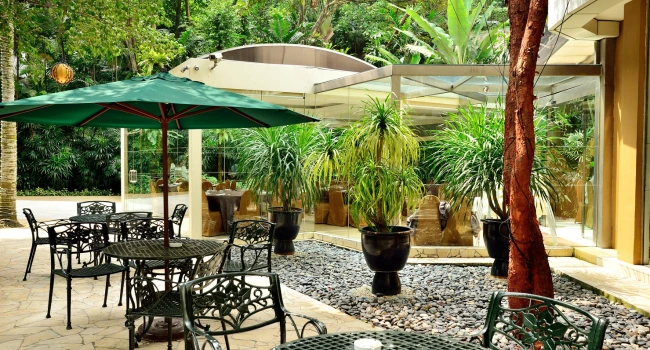 Cafe Outdoor Bernuansa Taman